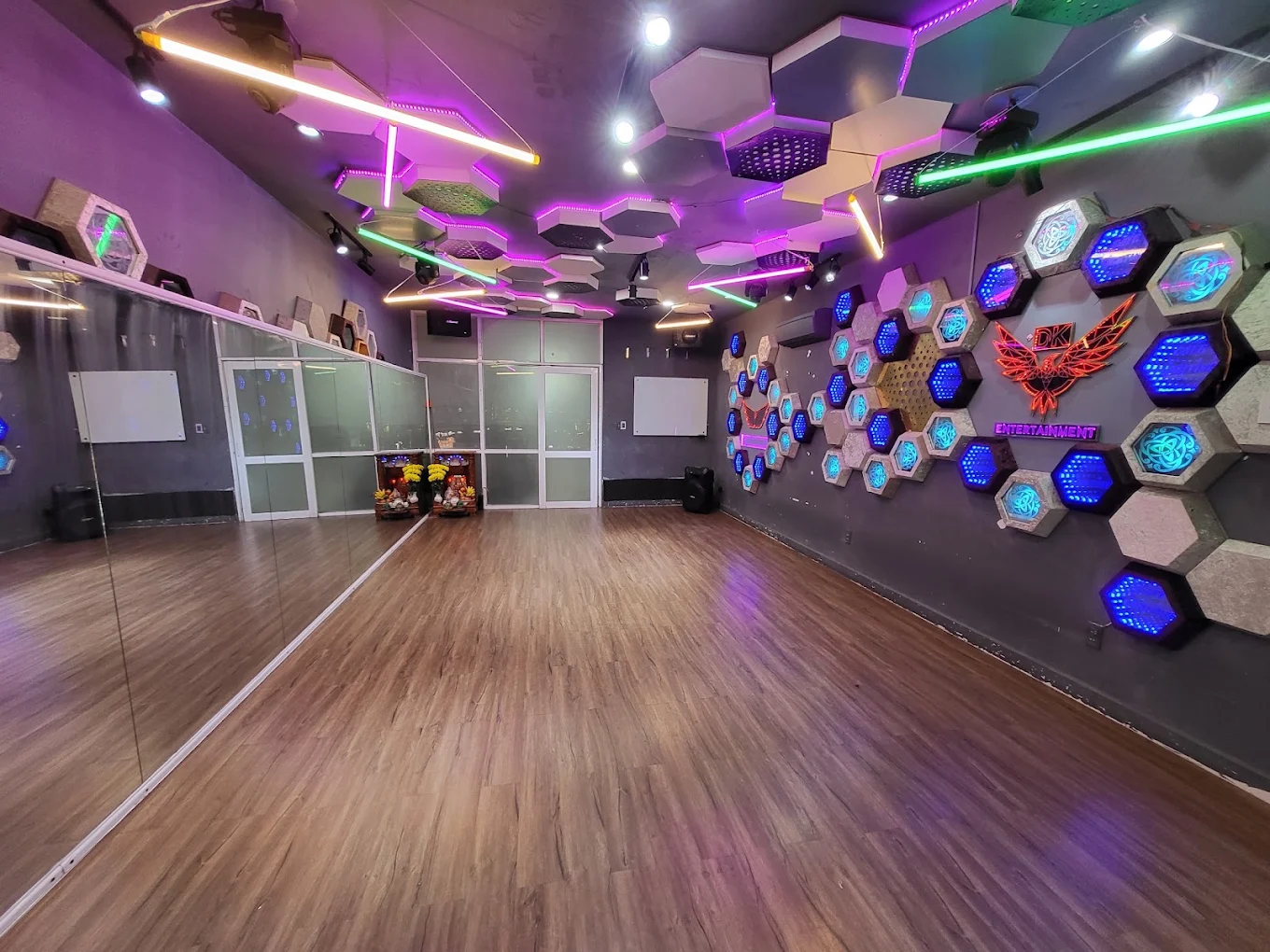 Phòng tập DK Dance Studio — ánh sáng neon